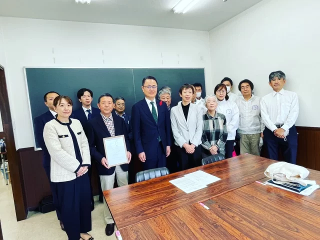 いわて労連(岩手県労働組合連合会)・中野るみ子議長、加盟単産等の皆さんと政策協定書を取り交わし、推薦状を交付いただきました。

参議院議員として6年の間、仕事と暮らしの現場から政治を変える固い意志と平和を願う強い思いを共有してきました。

明日からの闘い、一緒に力合わせ進めてまいります。

#参議院選挙
#補欠選挙
#木戸口英司
#きどぐち英司

#岩手県
#岩手を守り日本を変える
#岩手から日本の政治を変える